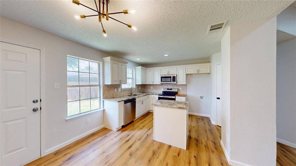 1532 Marion Drive, Dallas, TX 75211 1532 Marion Drive, Dallas, TX 75211