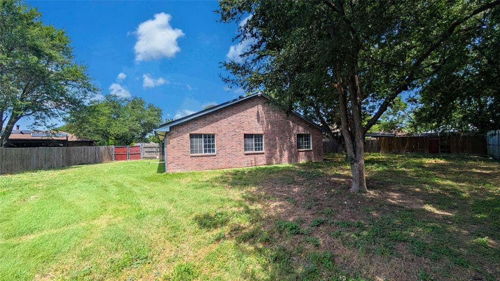 1532 Marion Drive, Dallas, TX 75211 1532 Marion Drive, Dallas, TX 75211