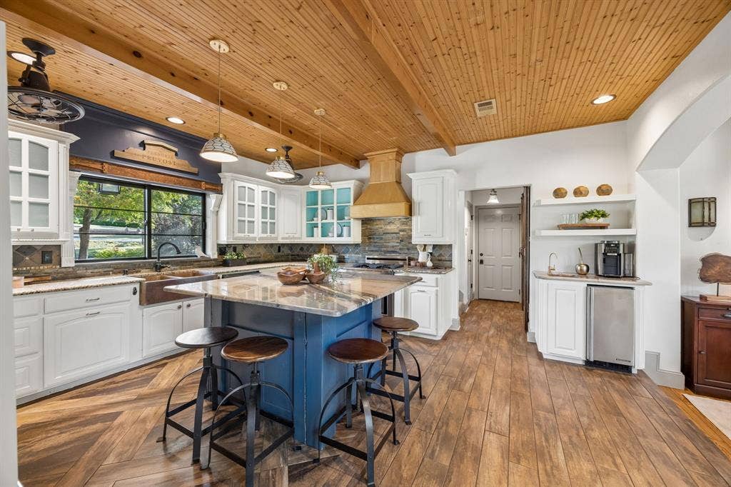 7750 Cottonwood Street, Frisco, TX 75033 One-of-a-kind kitchen blending character, warmth and functionality.