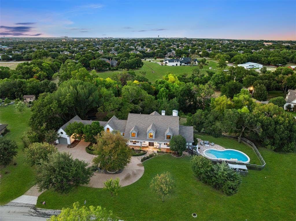 7750 Cottonwood Street, Frisco, TX 75033 A truly special setting for everyday living and entertaining.
