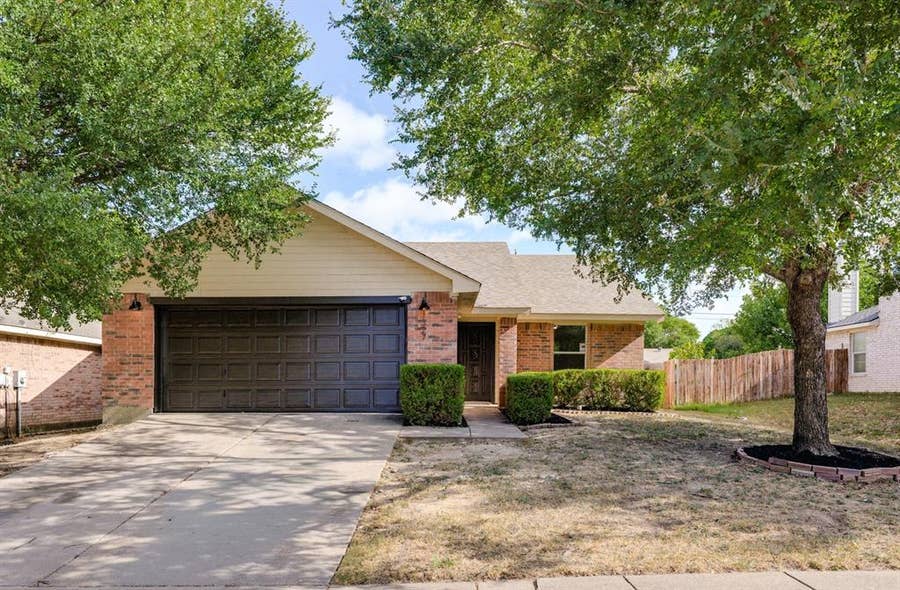 Property photo for 1327 Cleardale Drive, Dallas, TX