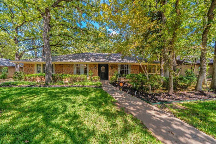 Property photo for 1803 Oak Grove Drive, Arlington, TX