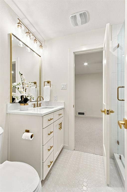 1409 Navaho Trail, Richardson, TX 75080 White vanity with gold-finish hardware, quartz countertop, and integrated sink