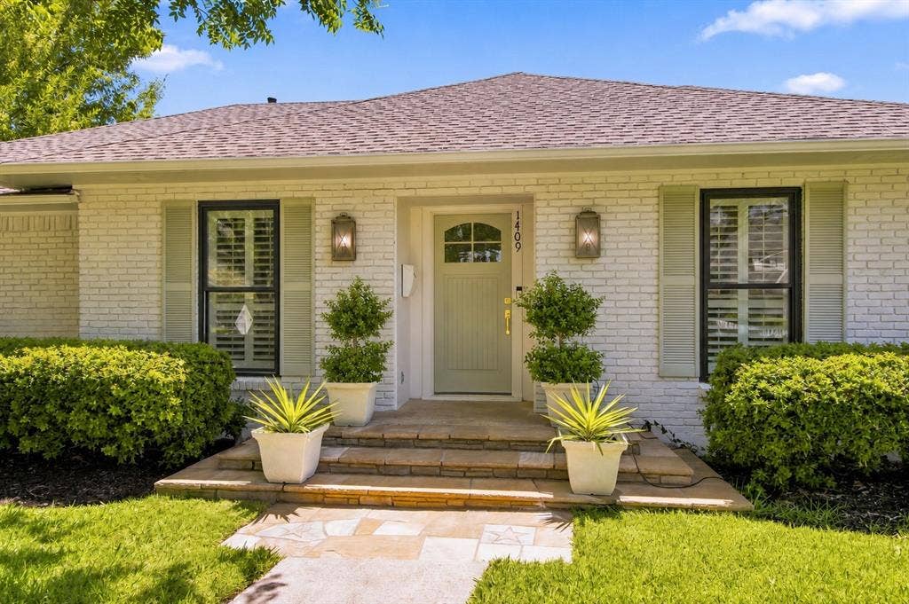 1409 Navaho Trail, Richardson, TX 75080 Wide tiered stone steps