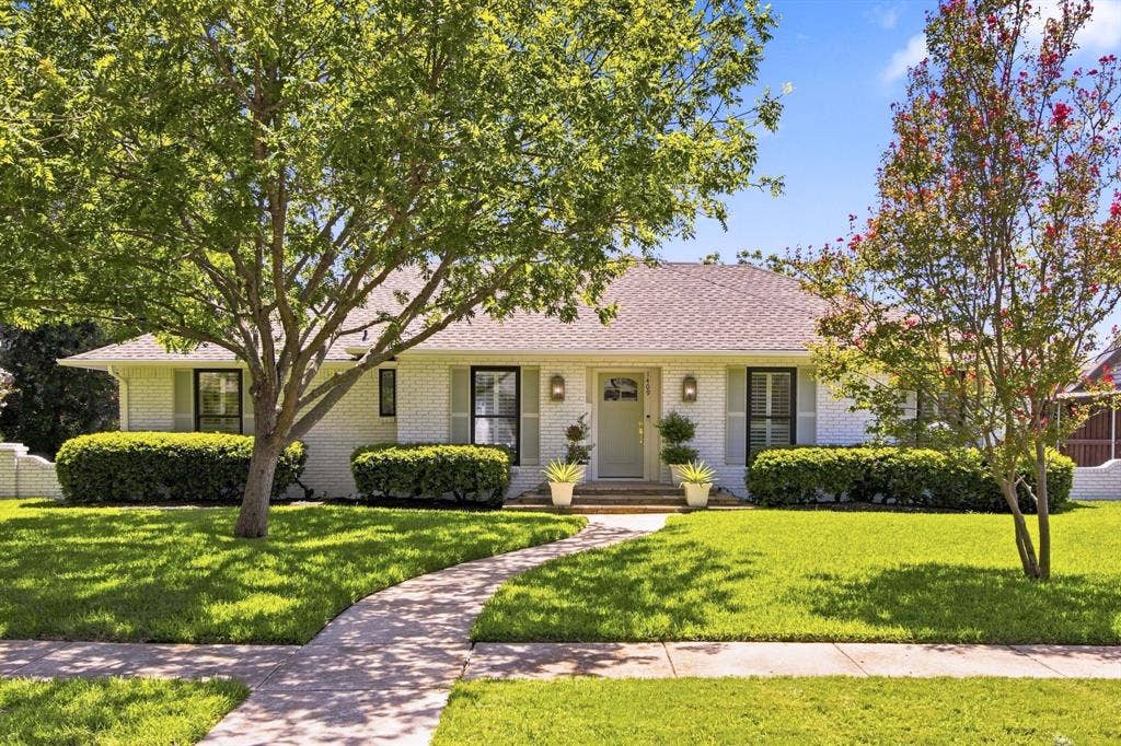 1409 Navaho Trail, Richardson, TX 75080 Gorgeous drive-up!