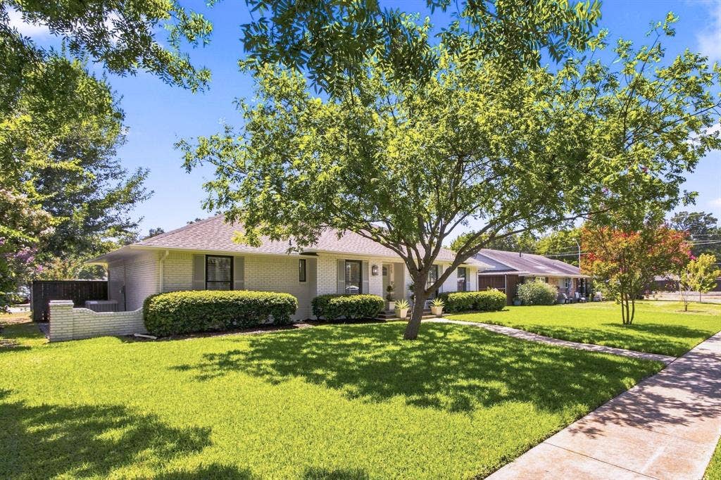 1409 Navaho Trail, Richardson, TX 75080 Mature trees and ladscaping.