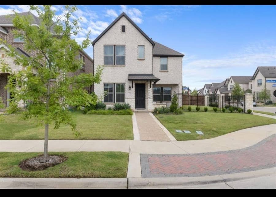 Property photo for 711 Prairie Falcon Drive, Arlington, TX