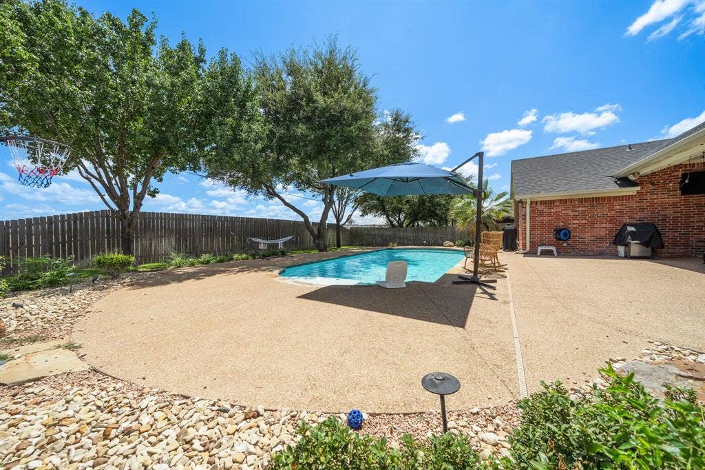 100 Painted Horse Trail, Waco, TX 76712