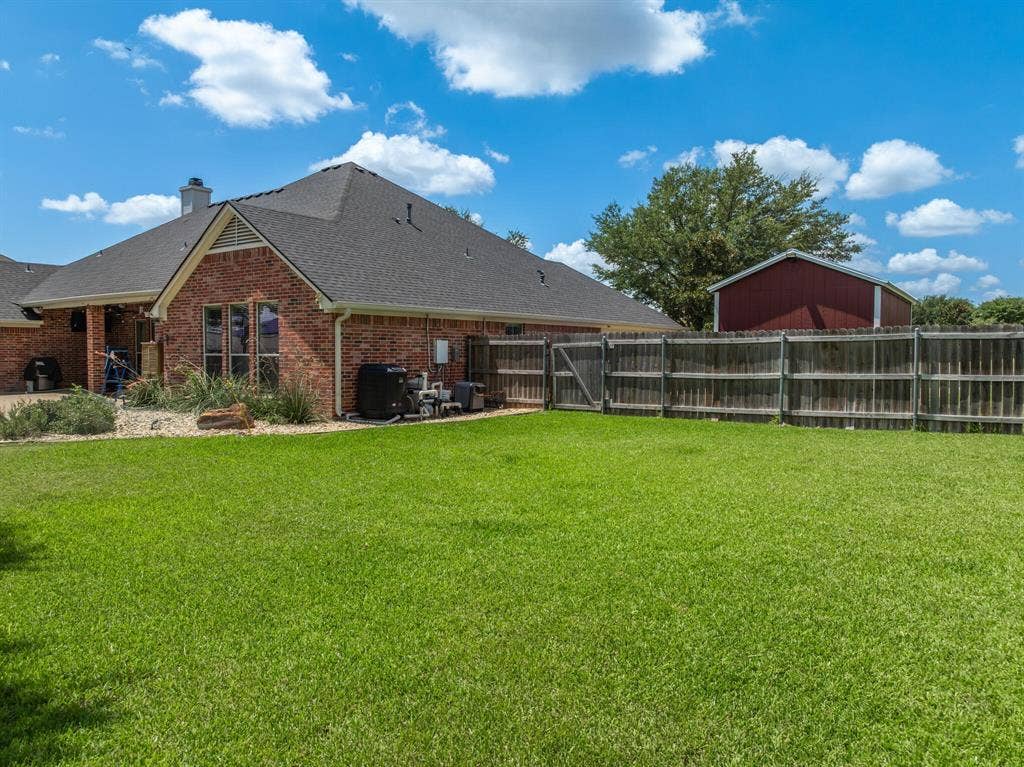 100 Painted Horse Trail, Waco, TX 76712