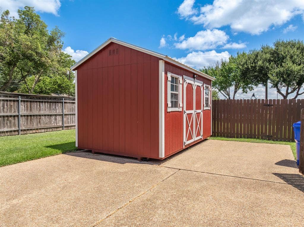 100 Painted Horse Trail, Waco, TX 76712