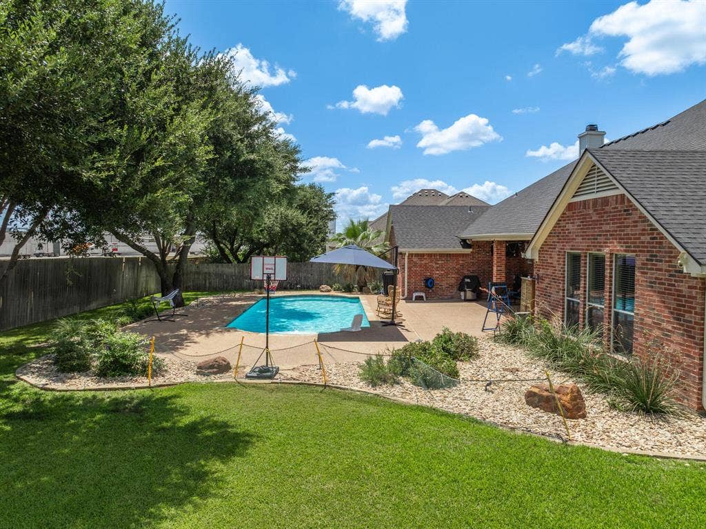 100 Painted Horse Trail, Waco, TX 76712