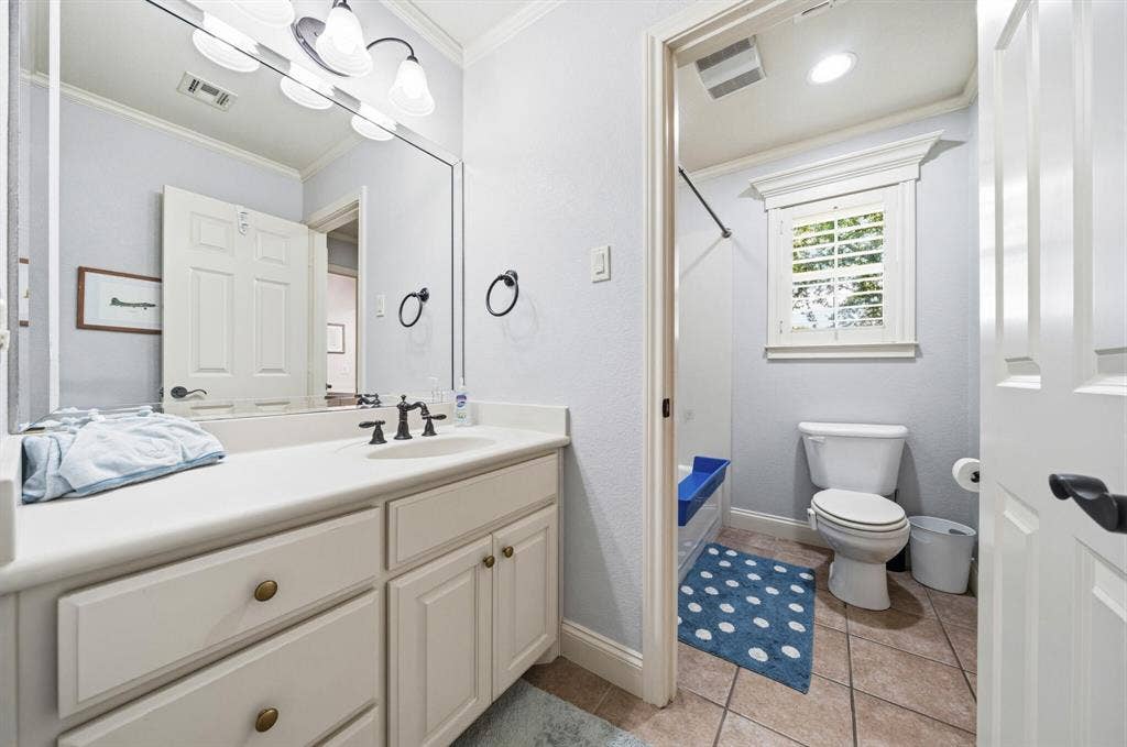 100 Painted Horse Trail, Waco, TX 76712