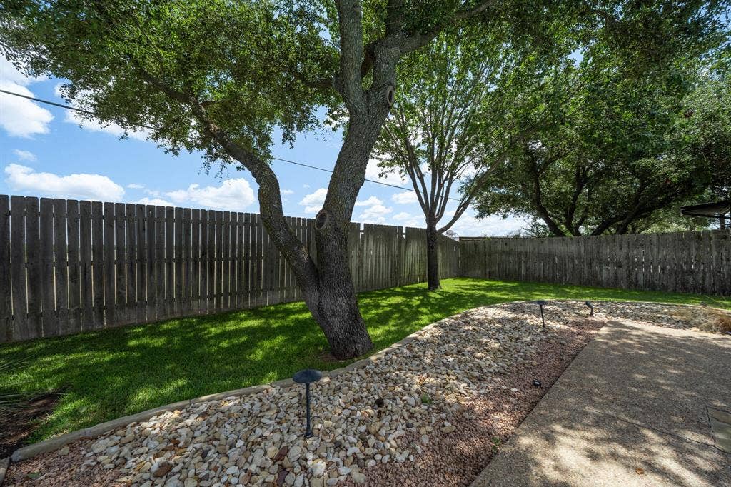 100 Painted Horse Trail, Waco, TX 76712