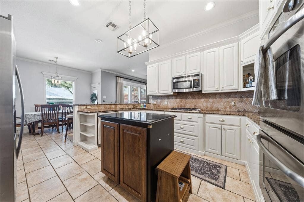 100 Painted Horse Trail, Waco, TX 76712