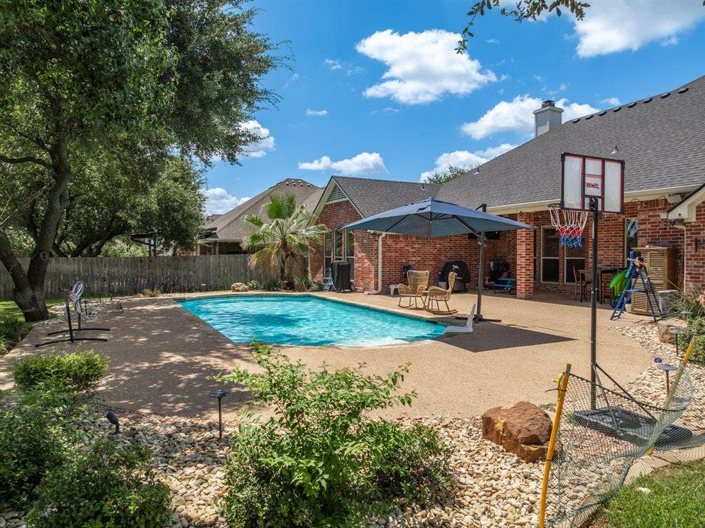100 Painted Horse Trail, Waco, TX 76712