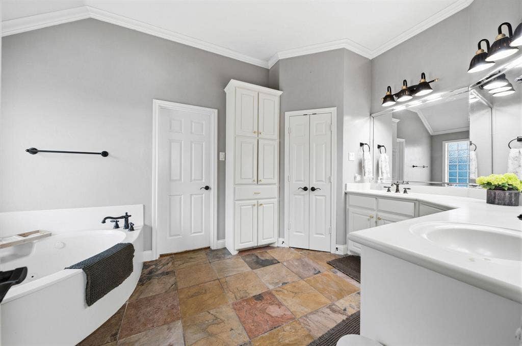 100 Painted Horse Trail, Waco, TX 76712