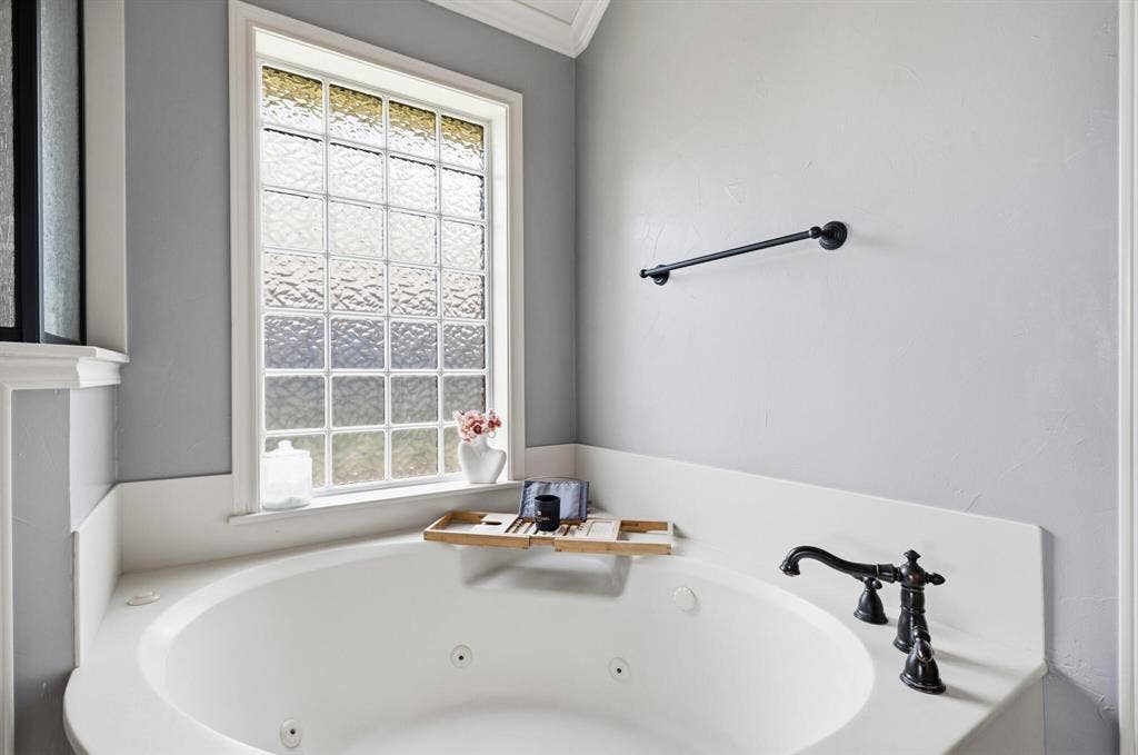 100 Painted Horse Trail, Waco, TX 76712
