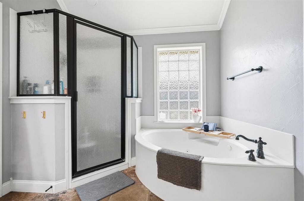 100 Painted Horse Trail, Waco, TX 76712