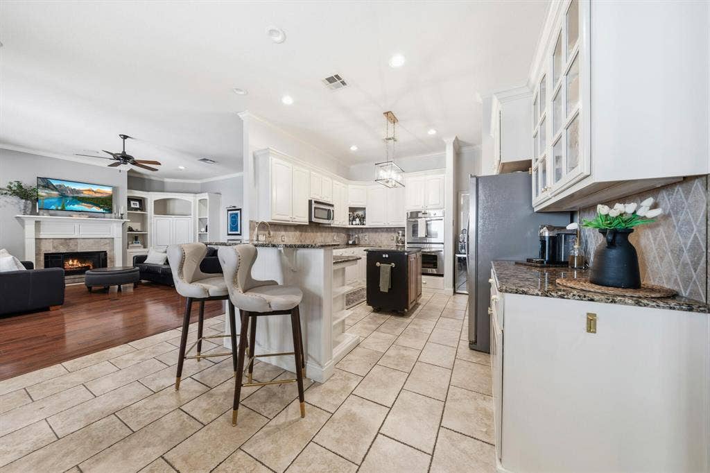 100 Painted Horse Trail, Waco, TX 76712