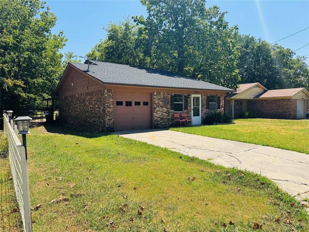 1210 S Clements Street, Gainesville, TX 76240