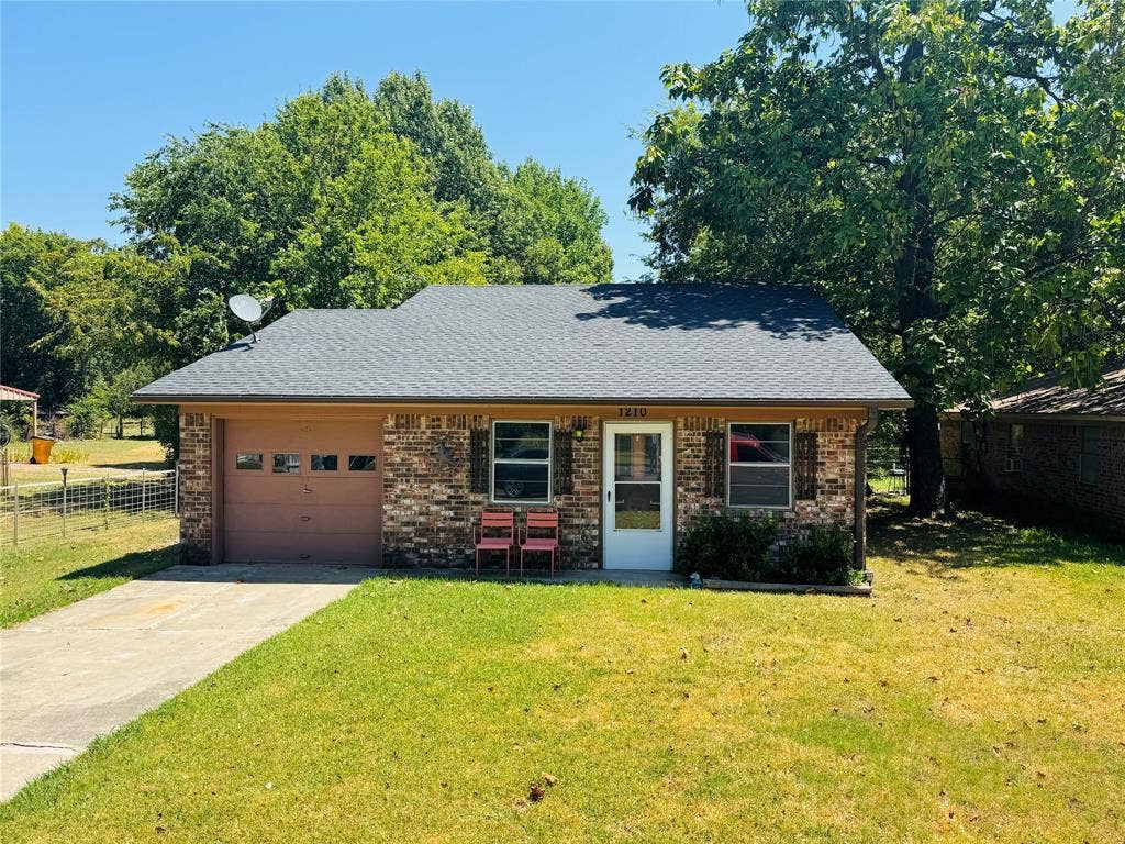 1210 S Clements Street, Gainesville, TX 76240