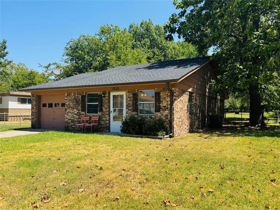 Property photo for 1210 S Clements Street, Gainesville, TX