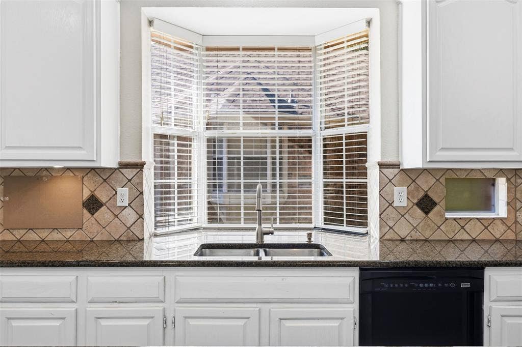 2910 Live Oak Drive, Rowlett, TX 75088 Bay window over a stainless steel double basin sink with a gooseneck faucet