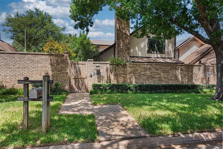 Property photo for 2207 Winter Sunday Way, Arlington, TX