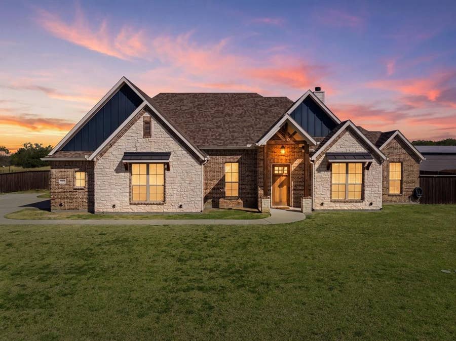 Property photo for 6450 Eyrie Bend, Waxahachie, TX