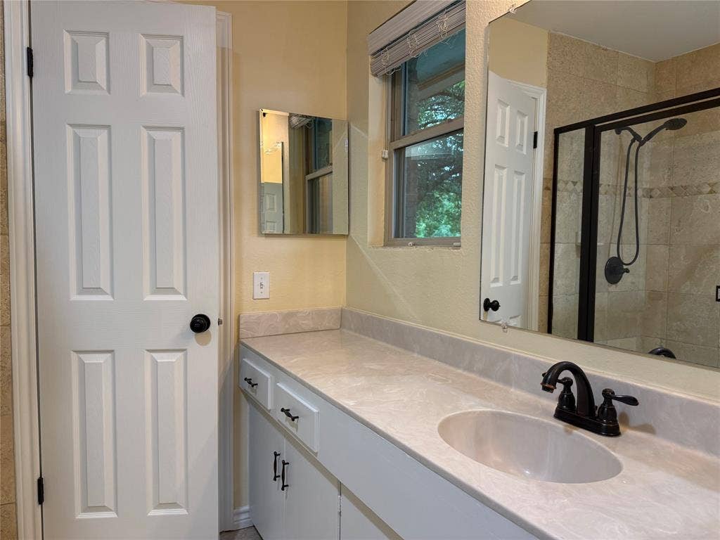 1116 Elizabeth Lane, Richardson, TX 75080 Shared bath