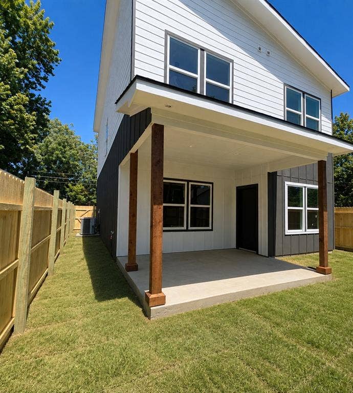 2542 Hooper Street, Dallas, TX 75215 Covered patio with a concrete slab, wood support columns, and a manicured lawn