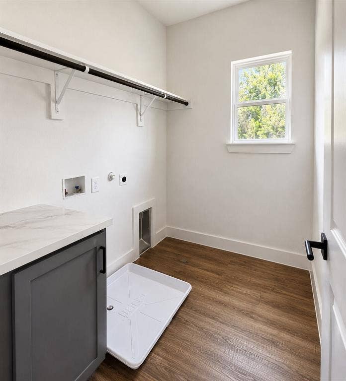 2542 Hooper Street, Dallas, TX 75215 Wood-finish flooring with crisp white walls