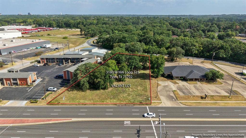 3210 W Northwest Loop 323, Tyler, TX 75702 Vacant lot with mature trees Opportunity to expand! 3180 W NW LOOP 323 TYLER Adjacent 1.01-acre commercial lot available SEPARATELY for $110,000. Lot is NOT included in the building’s listed price.