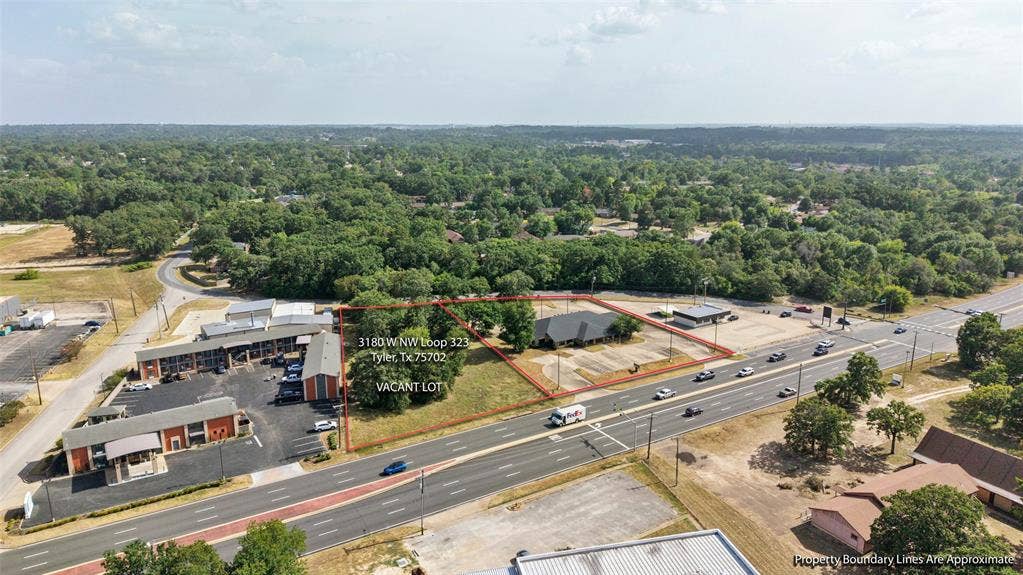 3210 W Northwest Loop 323, Tyler, TX 75702 Expansive vacant lot featuring a paved parking area and direct road frontage. Opportunity to expand! 3180 W NW LOOP 323 TYLER Adjacent 1.01-acre commercial lot available SEPARATELY for $110,000. Lot is NOT included in the building’s listed price.
