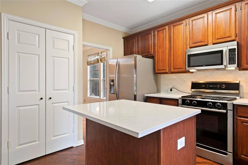 3777 Meadowcreek Circle, Addison, TX 75001 3777 Meadowcreek Circle, Addison, TX 75001