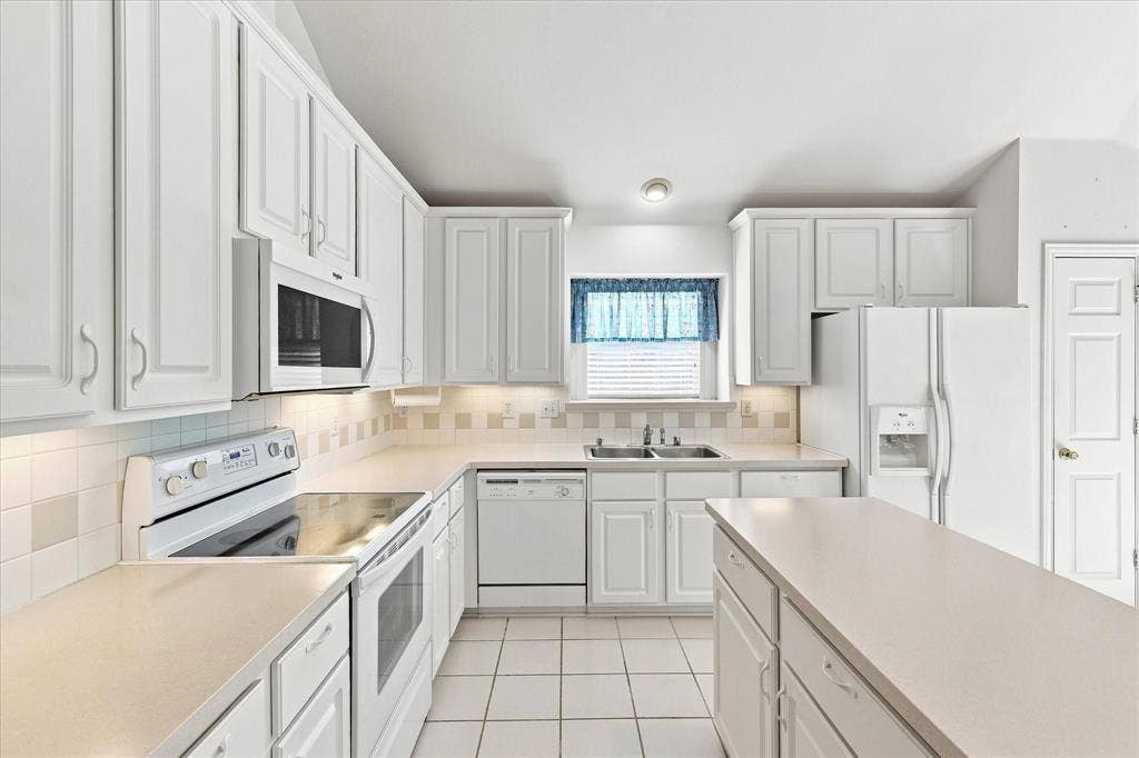 2806 Warwick Drive, Corinth, TX 76210