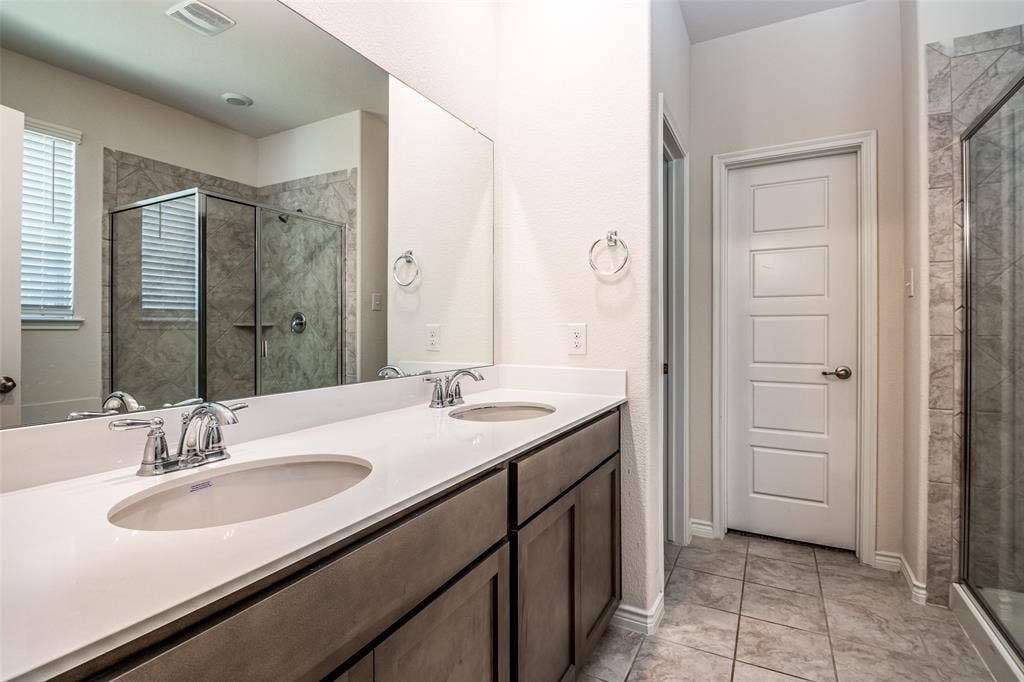 2721 Franklin Drive, Celina, TX 75009 Dual vanity with undermount sinks and chrome fixtures