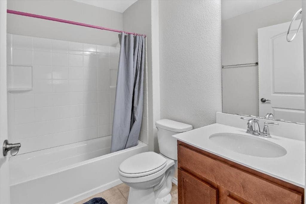 535 Rockport Street, Georgetown, TX 78633 Hall bath