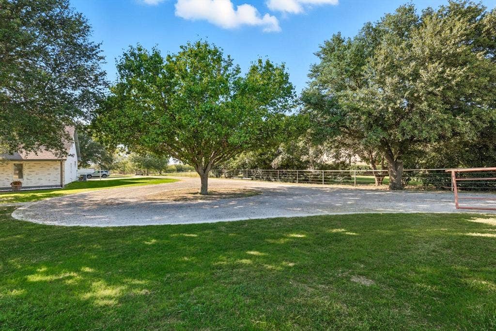 2309 Hillview Drive, Krum, TX 76249