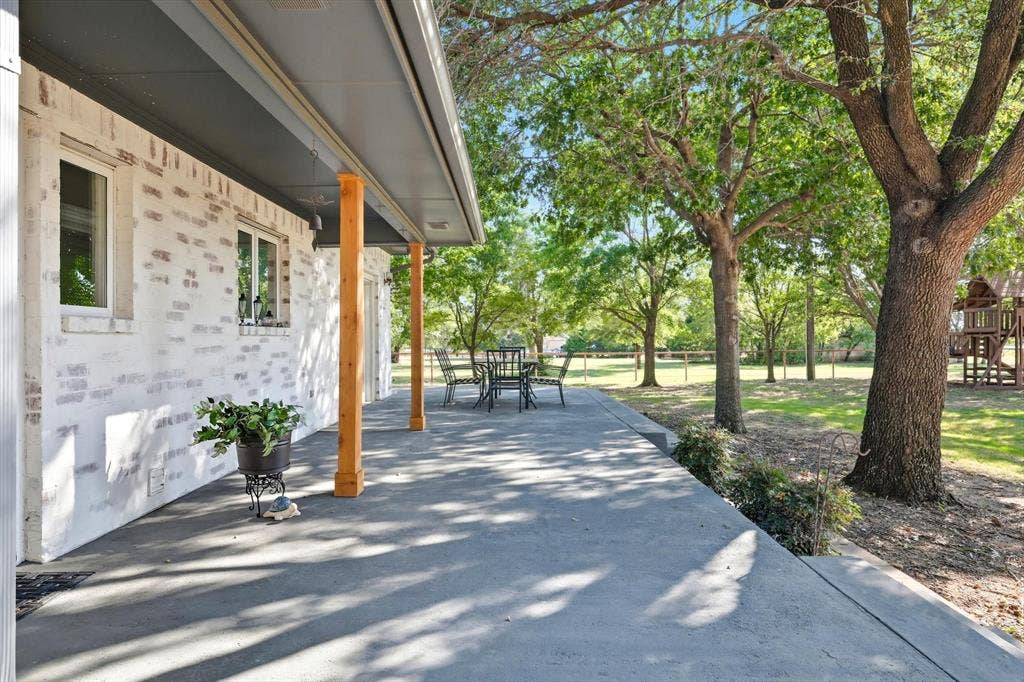 2309 Hillview Drive, Krum, TX 76249