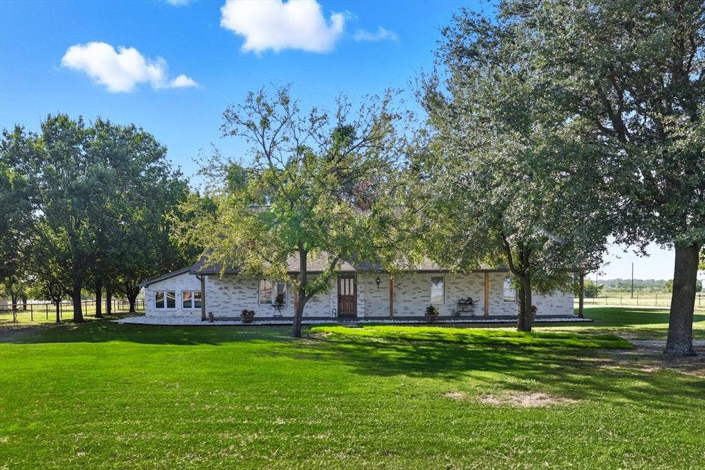 2309 Hillview Drive, Krum, TX 76249