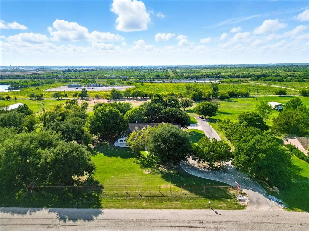 2309 Hillview Drive, Krum, TX 76249