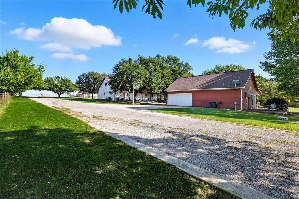 2309 Hillview Drive, Krum, TX 76249