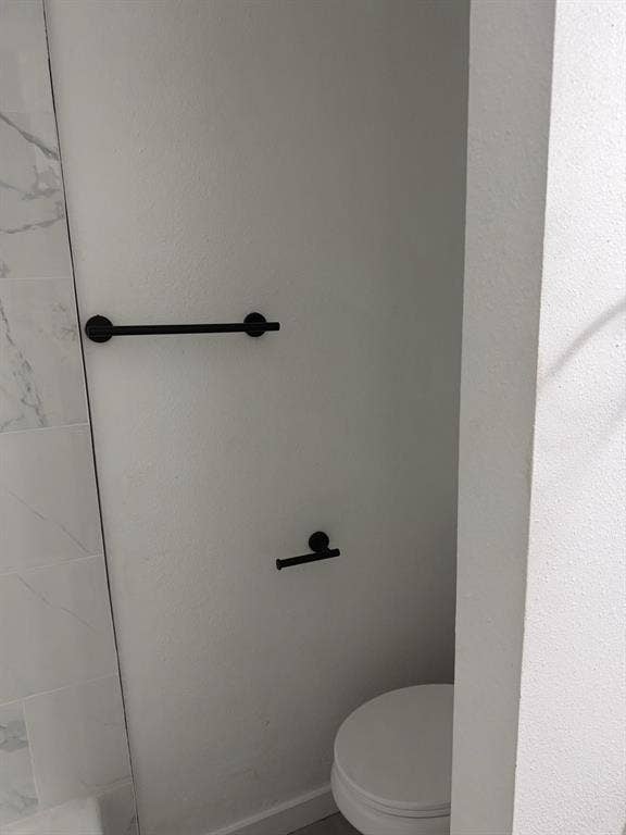 806 S Atkerson Lane, Euless, TX 76040 Full bathroom with tub and shower