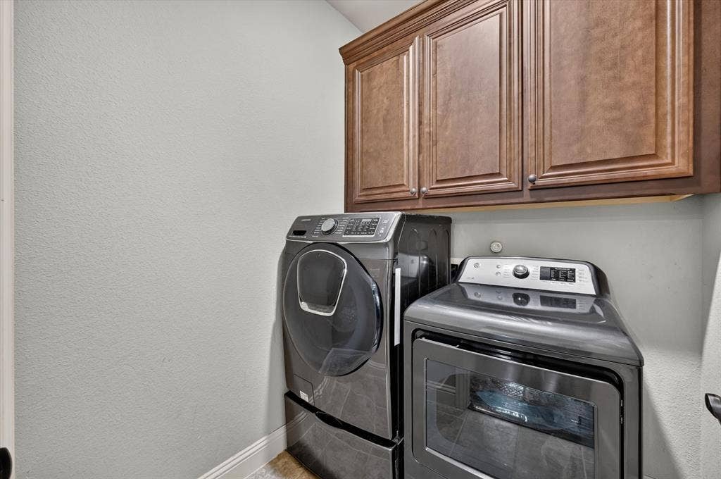 316 Jernigan Drive, Euless, TX 76040 Built-in cabinetry with crown molding
