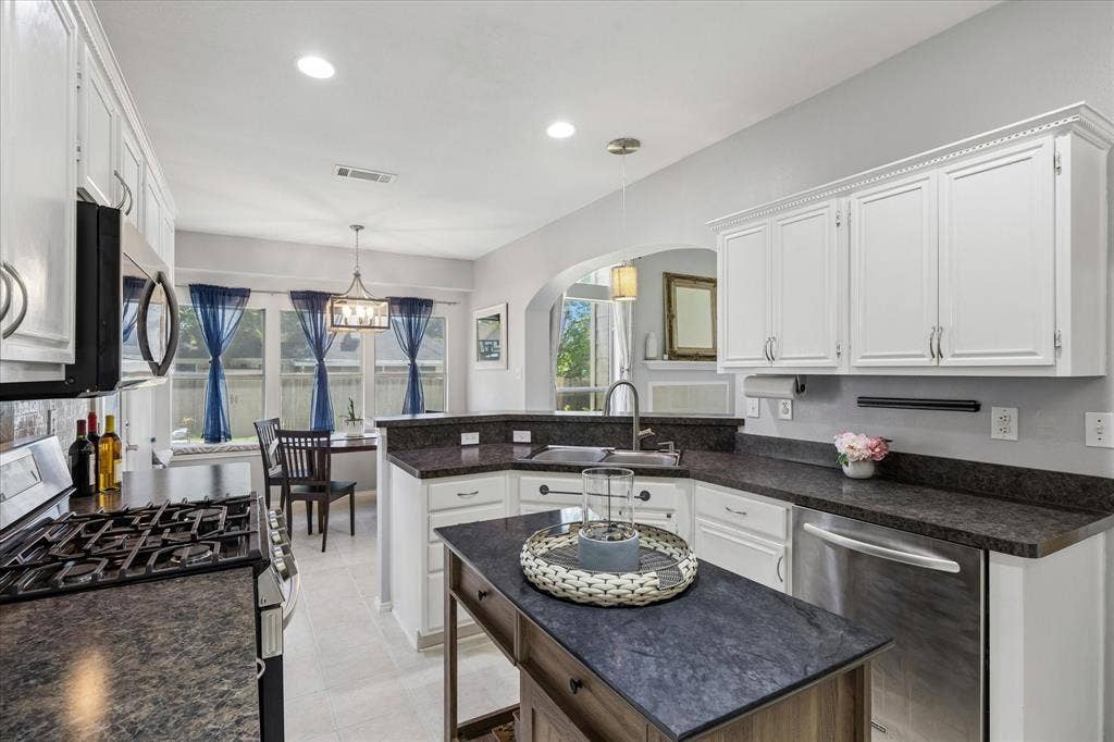5948 Hillview Drive, Watauga, TX 76148 5948 Hillview Drive, Watauga, TX 76148