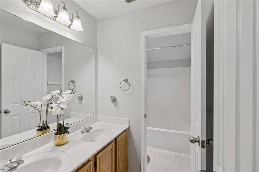 5948 Hillview Drive, Watauga, TX 76148 5948 Hillview Drive, Watauga, TX 76148