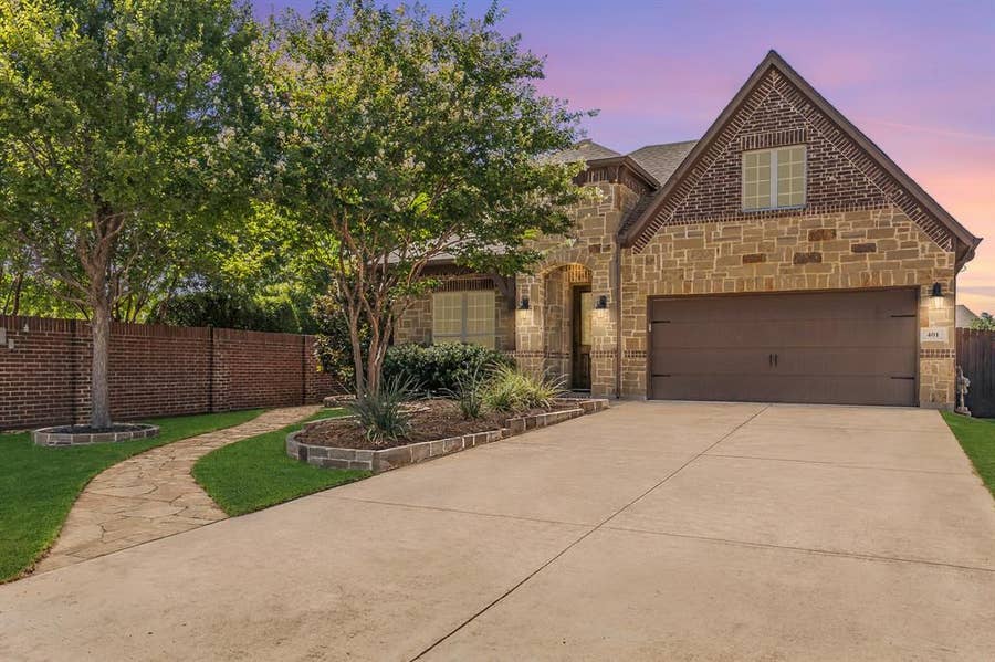Property photo for 401 Middleton Drive, Roanoke, TX