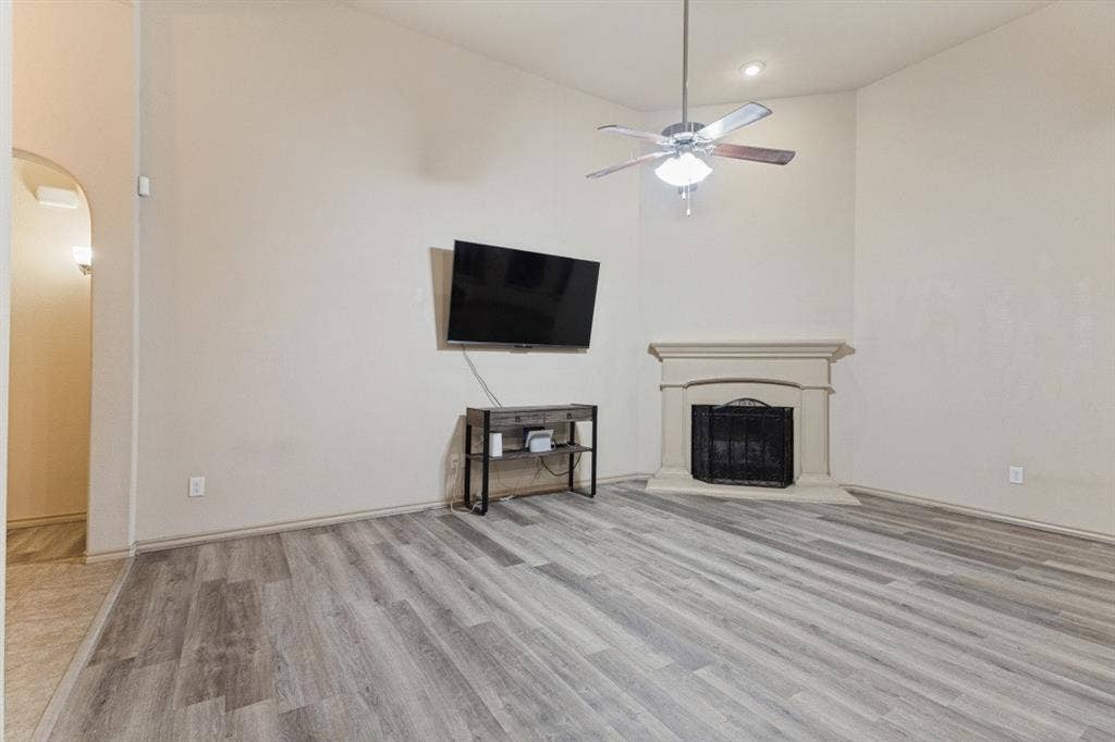 10808 Ersebrook Court, Fort Worth, TX 76052 Spacious living area with towering ceilings