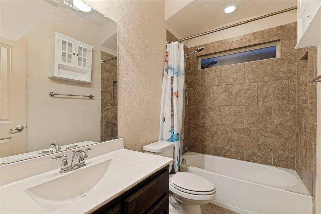 10808 Ersebrook Court, Fort Worth, TX 76052 Additional bathroom